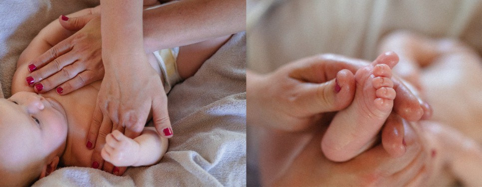 Babymassage mit Händen und Babyfüßen