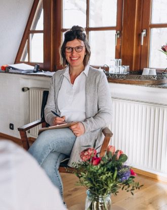 Hebamme Eva im Beratungsgespräch