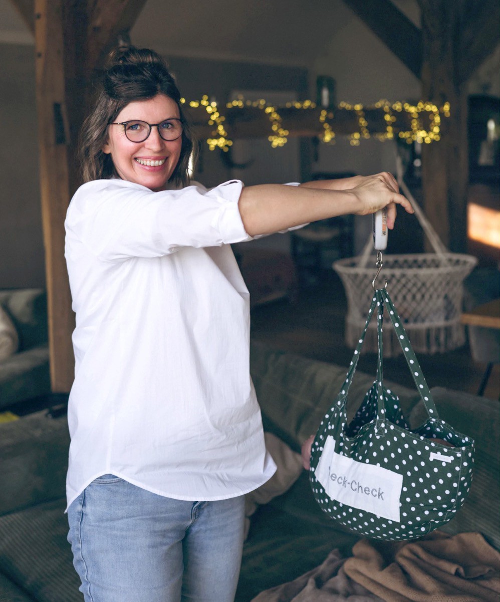 Hebamme Eva mit gepackter Tasche